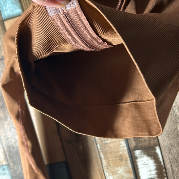 Anwnd Active small coco crop workout top with thumb holes - Picture 9 of 11